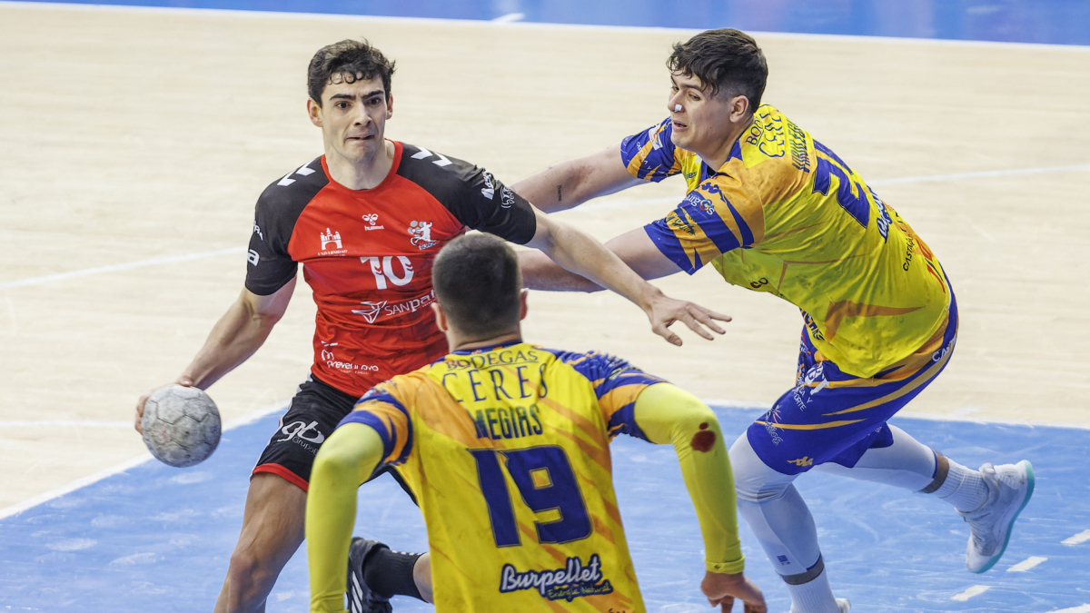 Imagen de Javier Espinosa durante el partido ante Balonmano Aranda.