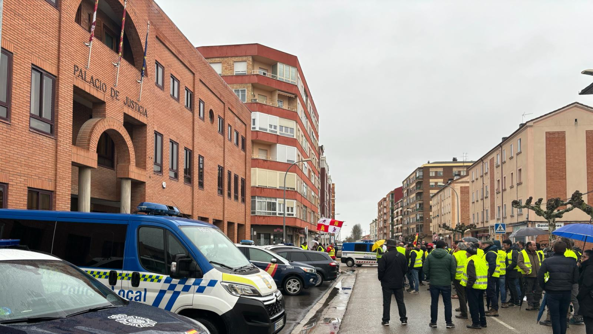 Una veintena de policías ha acompañado a los agricultores en su espera en los Juzgados de Aranda