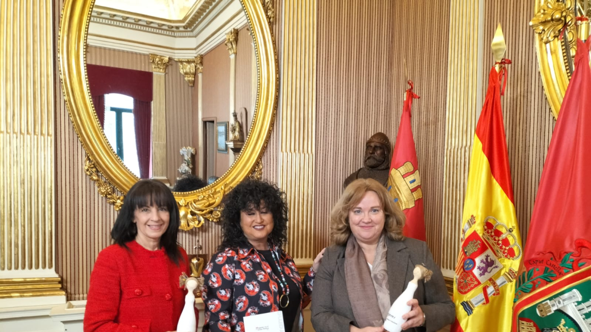 La diputada provincial Inmaculada Sierra, Ana Caro, directora de Programas, Patrimonio , Prevención y Salud de la Universidad Autónoma de Madrid y vocal de la Asociación de Mujeres en el Sector Público, y la alcaldesa, Cristina Ayala.