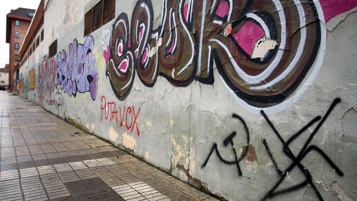 Pintadas vandálicas en calles de la capital burgalesa, en este caso en bajos comerciales.