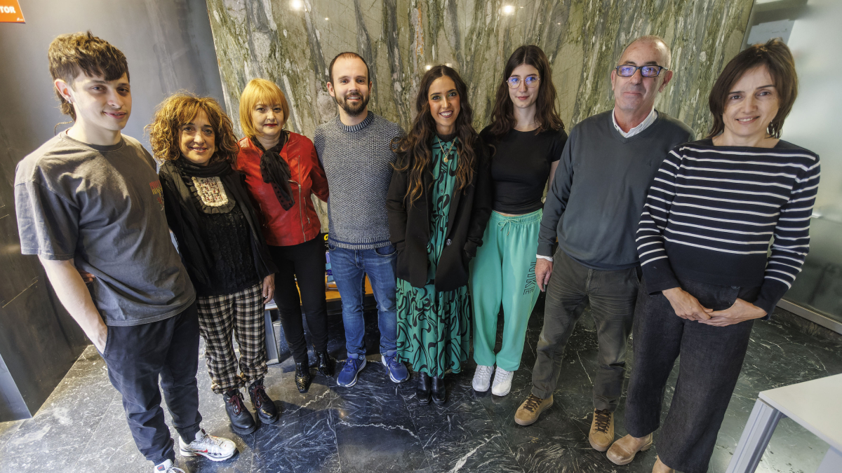 Clara Seoane, en el centro, arropada por socios y colaboradores de la recién nacida Asociación de Trastornos Alimentarios de Burgos (ATAB).