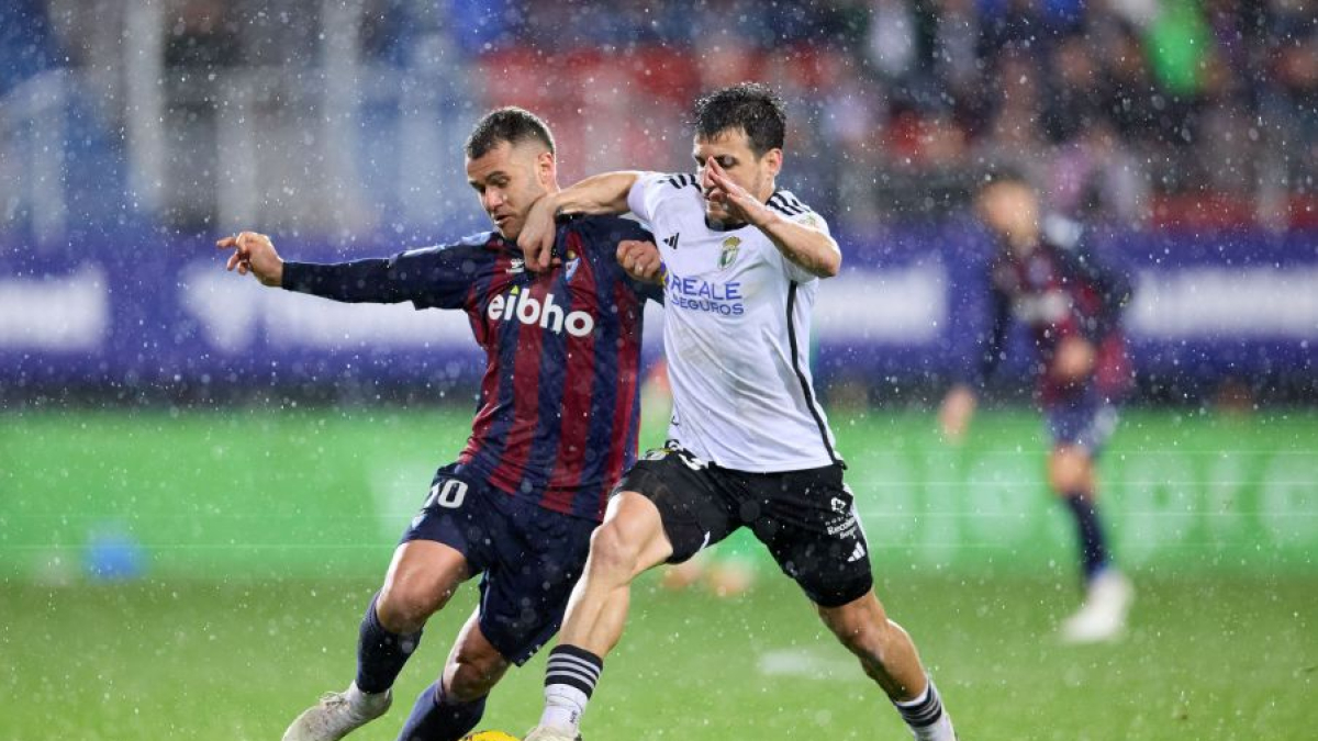 Imagen del partido entre el Eibar y el Burgos CF.