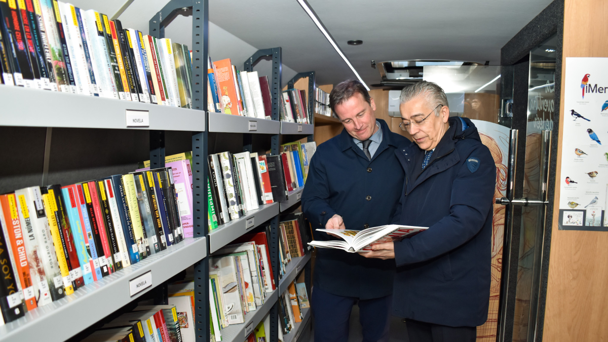 Borja Suárez y Roberto Saiz, en uno de los dos nuevos bibliobuses.