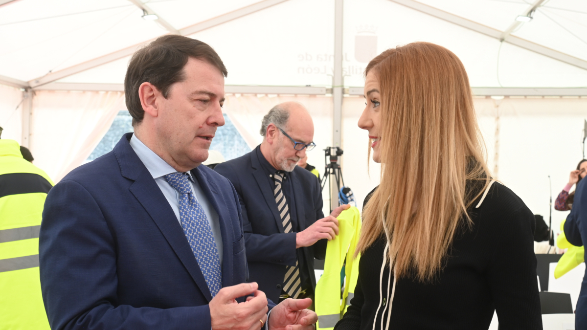 Aitana Hernando, alcaldesa de Miranda, charla con Alfonso Fernández Mañueco, presidente de la Junta, durante una visita reciente a la ciudad.