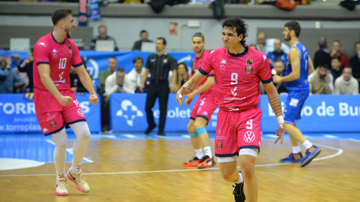 Arnau Parrado y Caio Pacheco celebran una jugada durante el derbi ante el San Pablo Burgos.