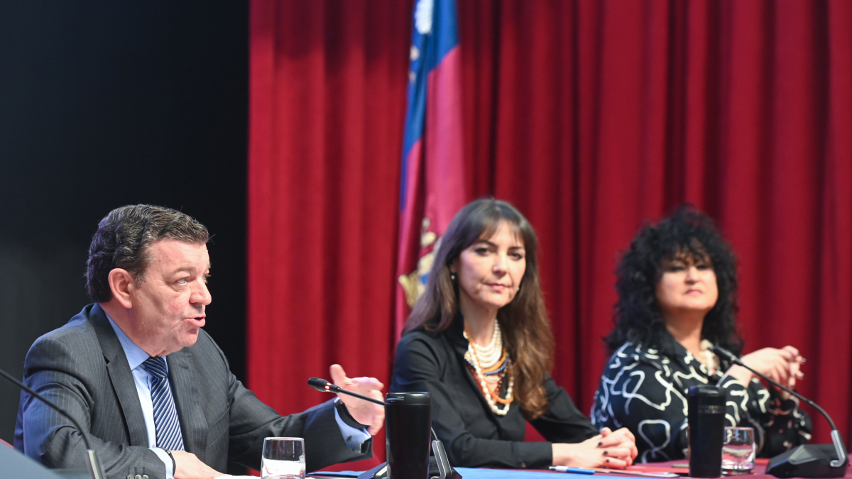El consejero de la Presidencia, Luis Miguel González Gago, inaugura el VI Congreso de Mujeres en el Sector Público.