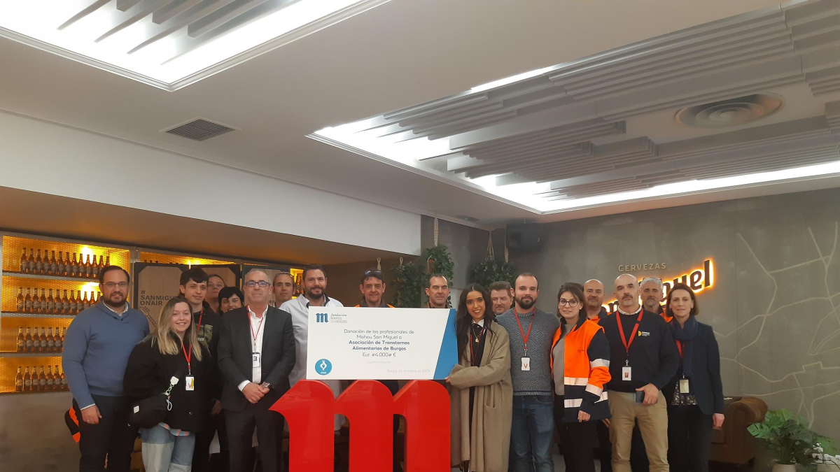 Representantes de ATAB y de la Fundación Mahou San Miguel posaron juntos tras la entrega de la donación.