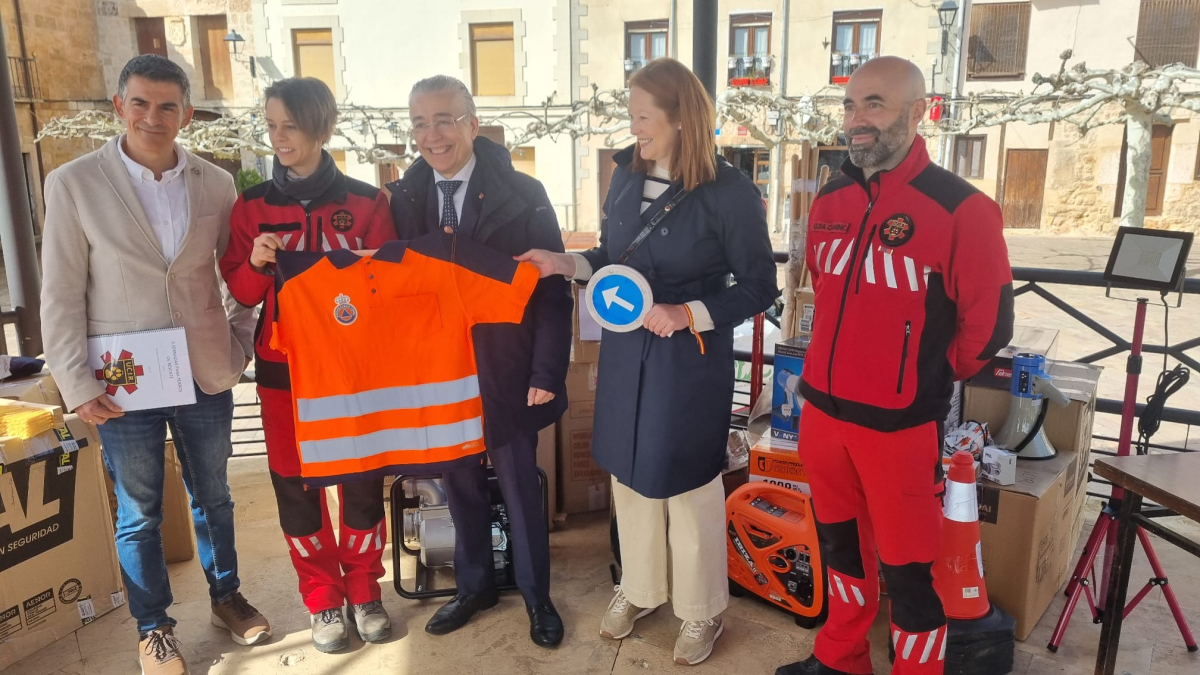 Cortés entrega el material a los voluntarios de protección civil de Poza de la Sal.