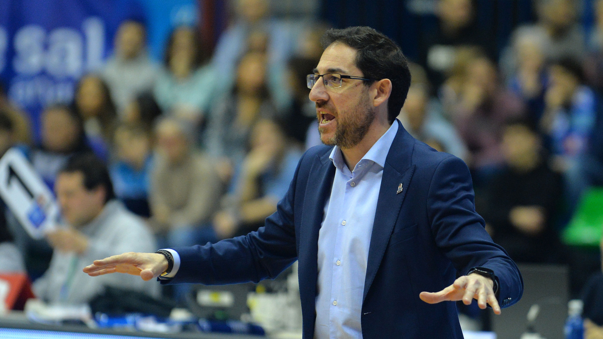Encinas gesticula desde la banda en el partido ante el Tizona en el Coliseum.