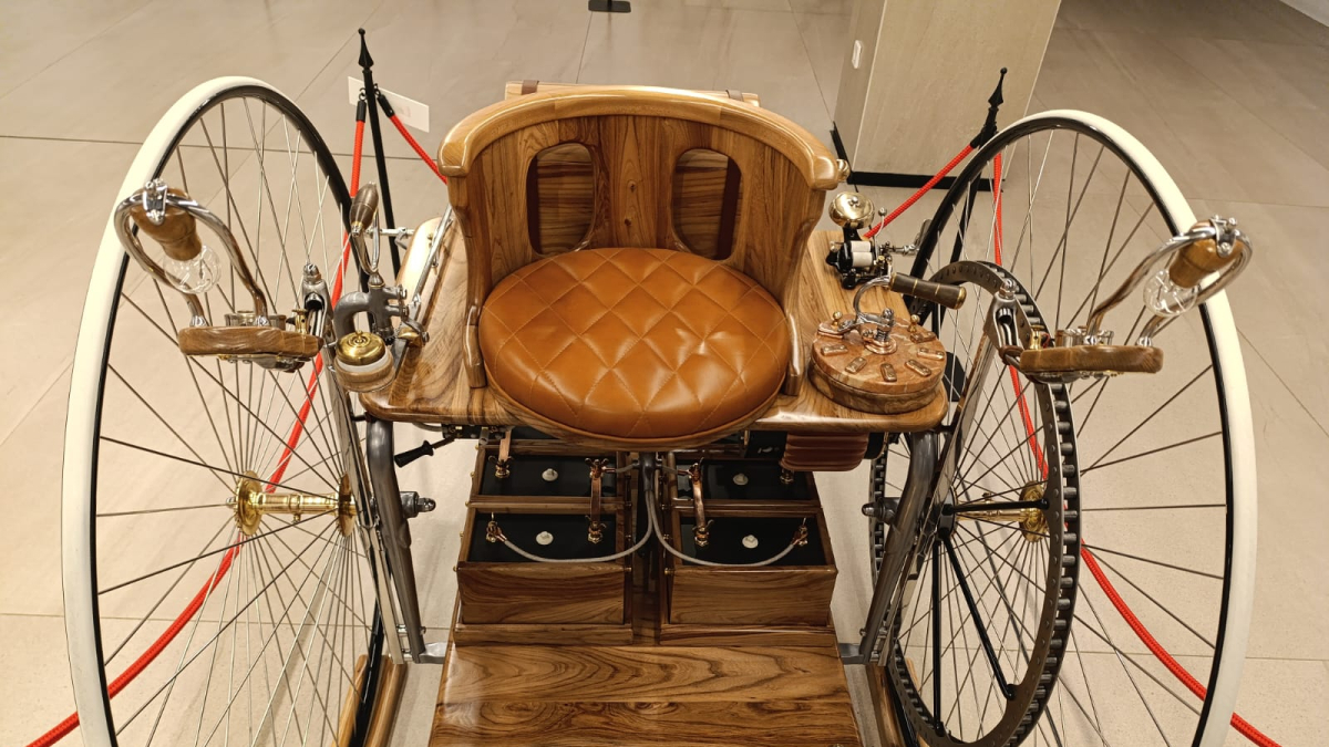 Reproducción del primer coche eléctrico (1881) que se puede ver hasta hoy en la sala de exposiciones de Cajaviva Caja Rural en Burgos.