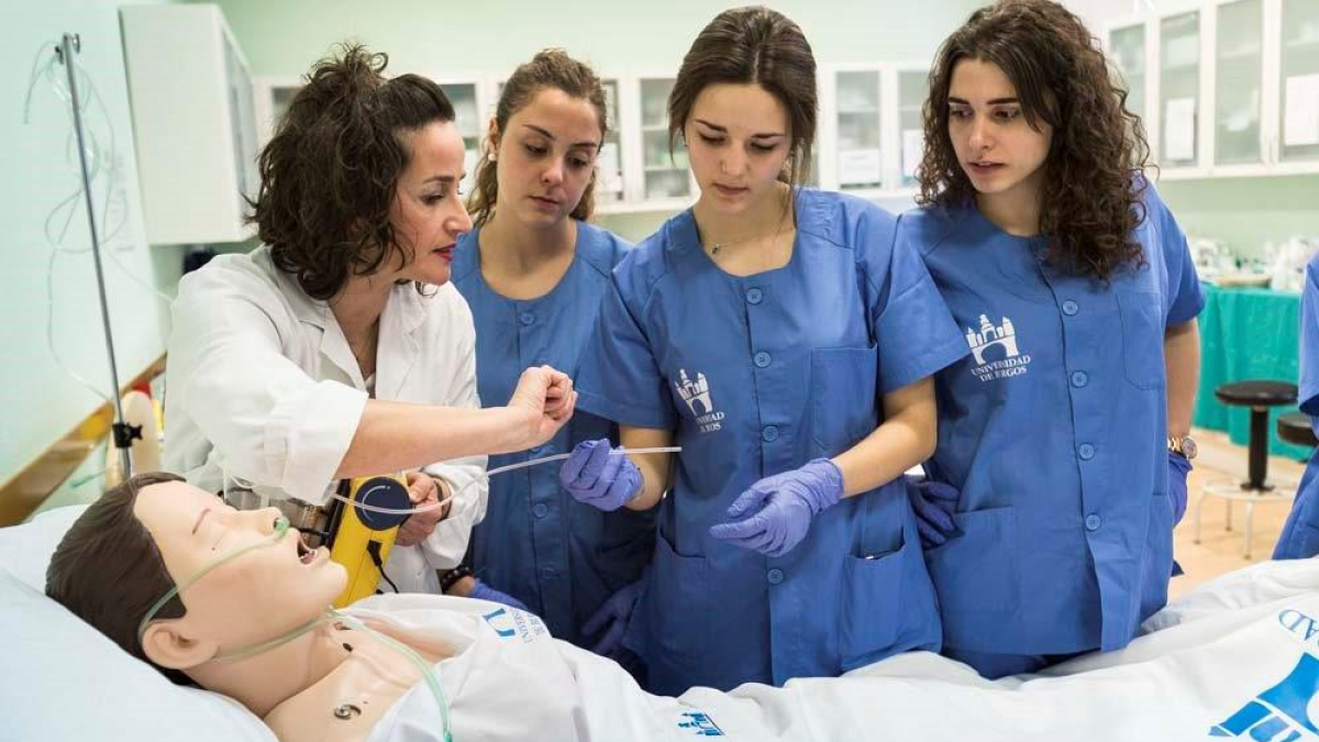 Alumnas de Enfermería en una de las salas de demostración de la Universidad de Burgos.