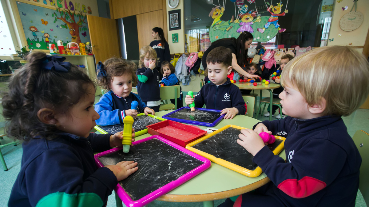 En las aulas de Jesús María los niños pueden aprender, socializar y divertirse.