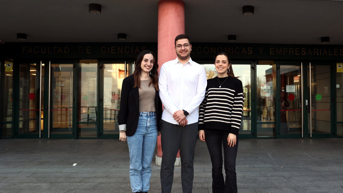 Los estudiantes ganadores de la beca PIBE-AECA 