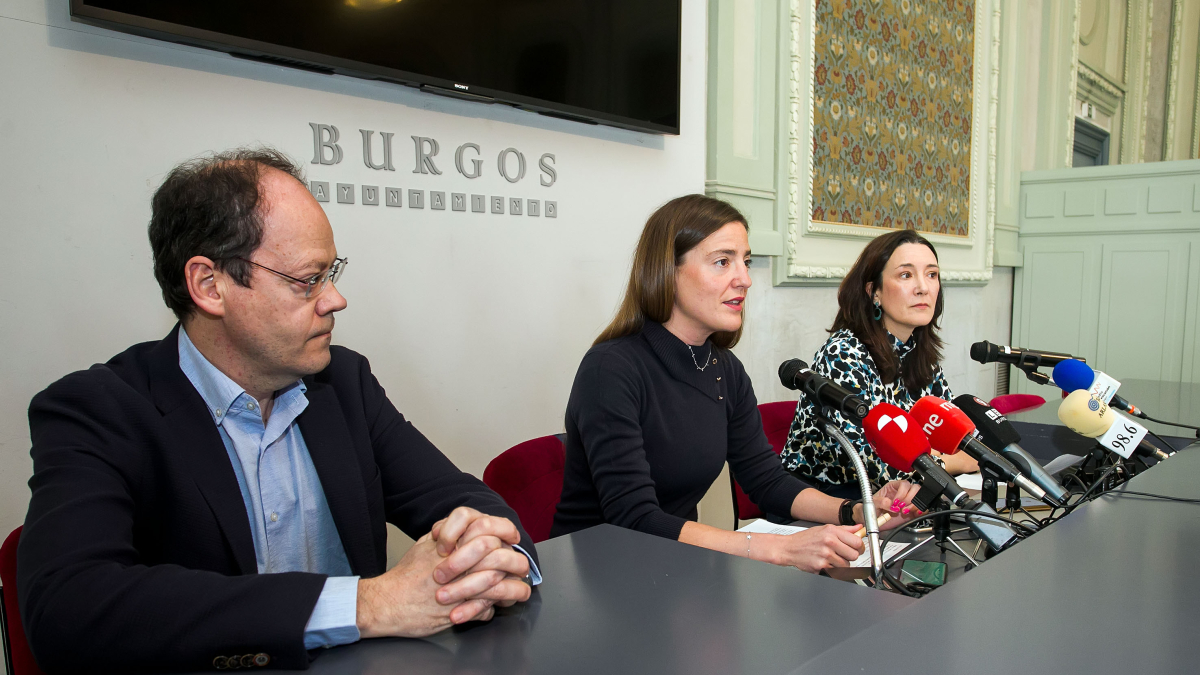 El director del certamen, Diego Crespo, junto a la concejal Marta Alegría y Laura Sebastián, de Fundación Círculo.