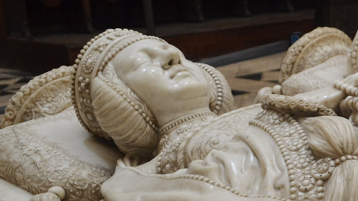 Rostro de doña Mencía de Mendoza y Figueroa, una gran promotora del arte burgalés, en el sepulcro tallado por Felipe Bigarny que hay en el centro de la capilla de los Condestables de la Catedral.