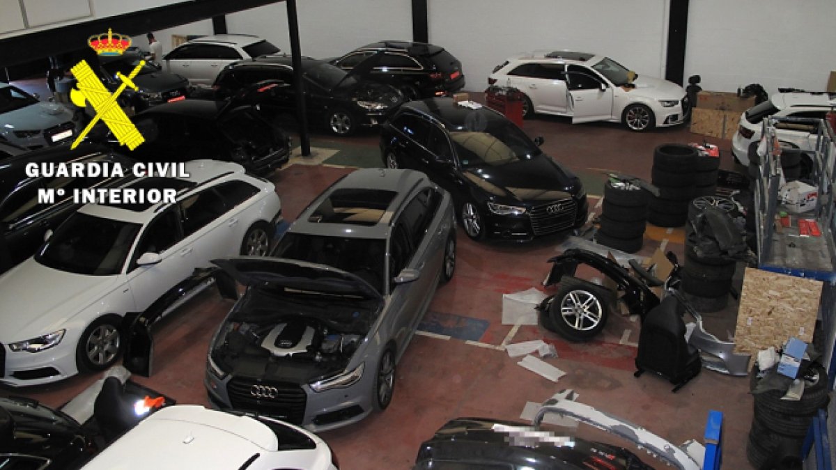 Imagen de un taller ilegal detectado por agentes de la Guardia Civil.