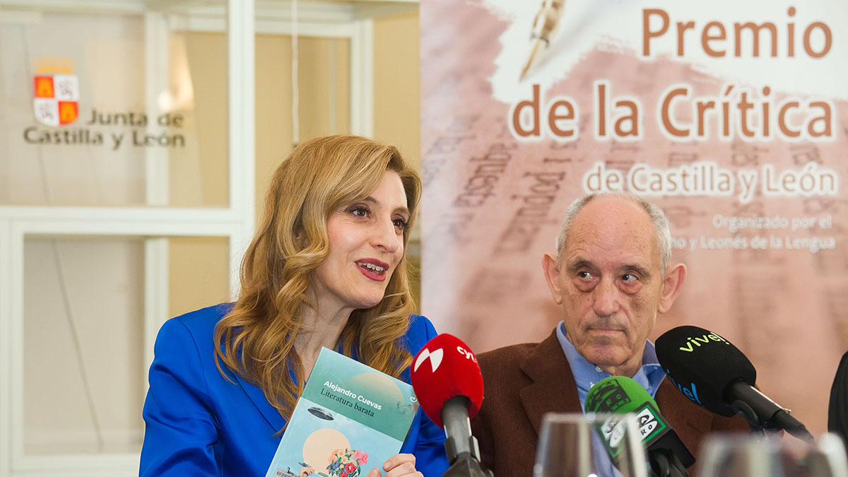 La viceconsejera de Acción Cultural, Mar Sancho, y el presidente del jurado, Antonio Piedra, con un ejemplar de la obra ganadora.