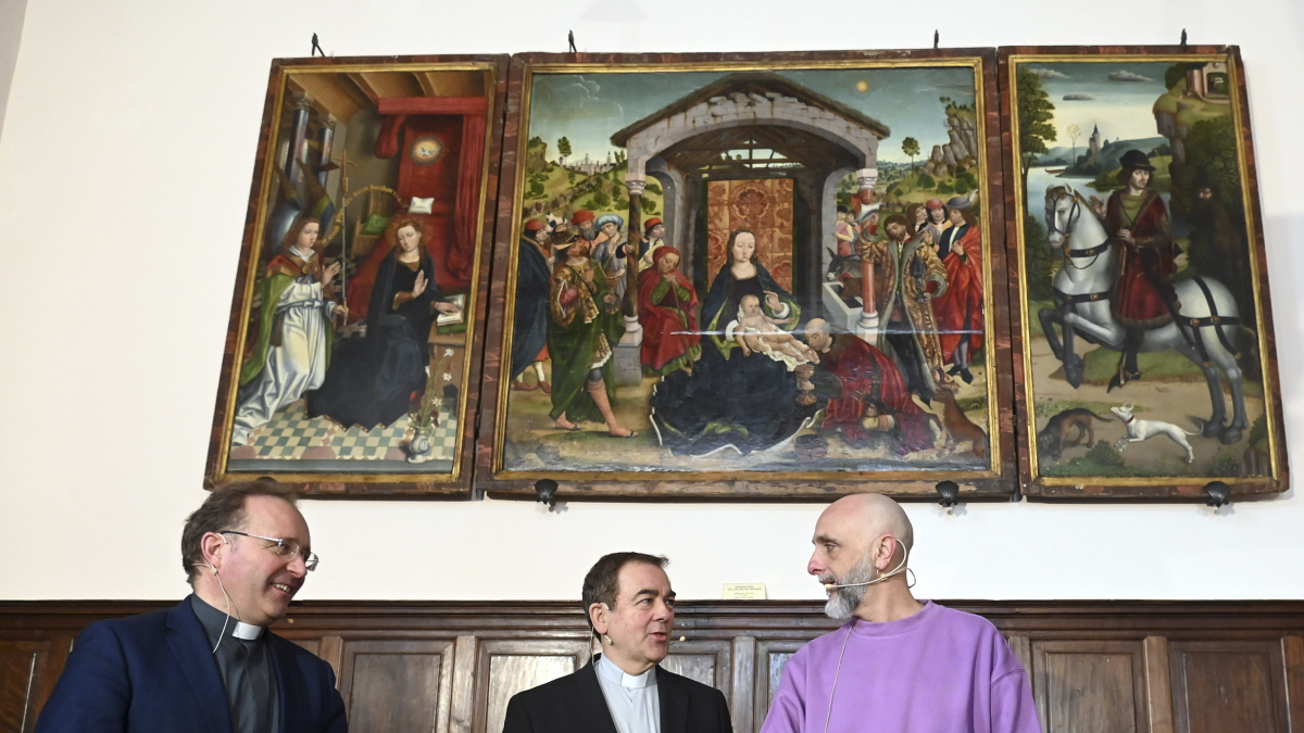 Carlos Izquierdo, responsable de Cultura del Cabido, Félix Castro, presidente del Cabildo, y el artista Fran Herreros.