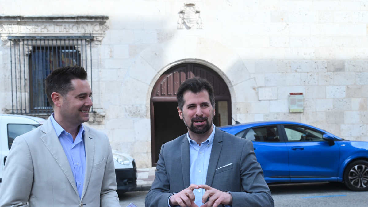 El secretario general del PSOECyL, Luis Tudanca, y el secretario de la Agrupación Local del PSOE de Burgos, Daniel de la Rosa.
