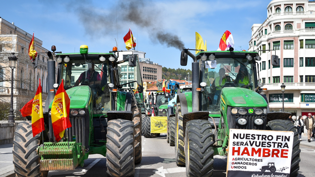 Los tractores volvieron a realizar una marcha lenta por la ciudad de Burgos.