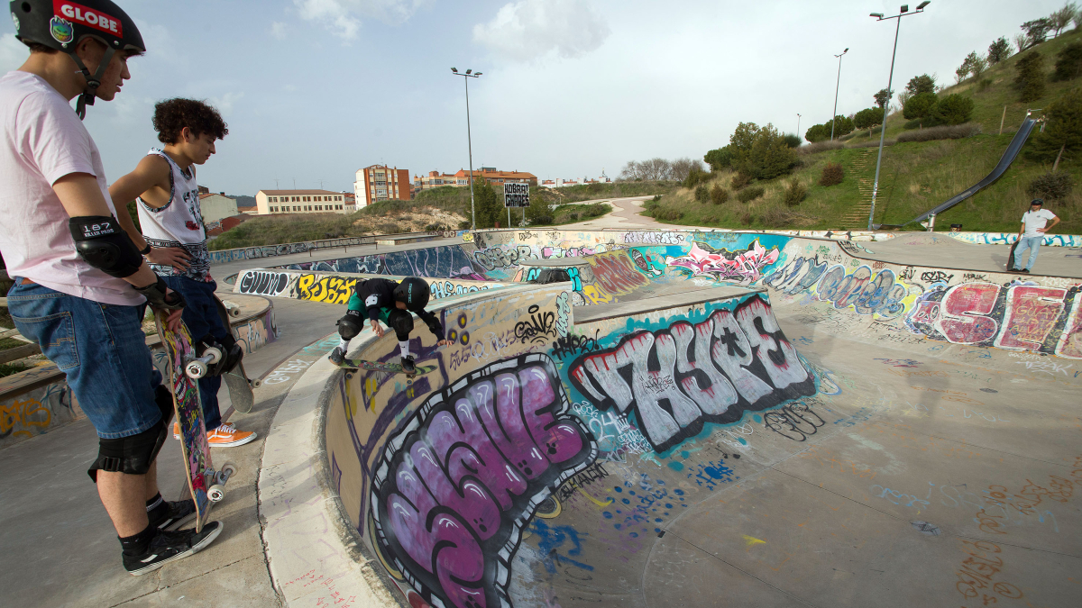 Dos usuarios contemplan el circuito plagado de grafitis. No se han limpiado nunca desde su puesta en servicio en 2016.
