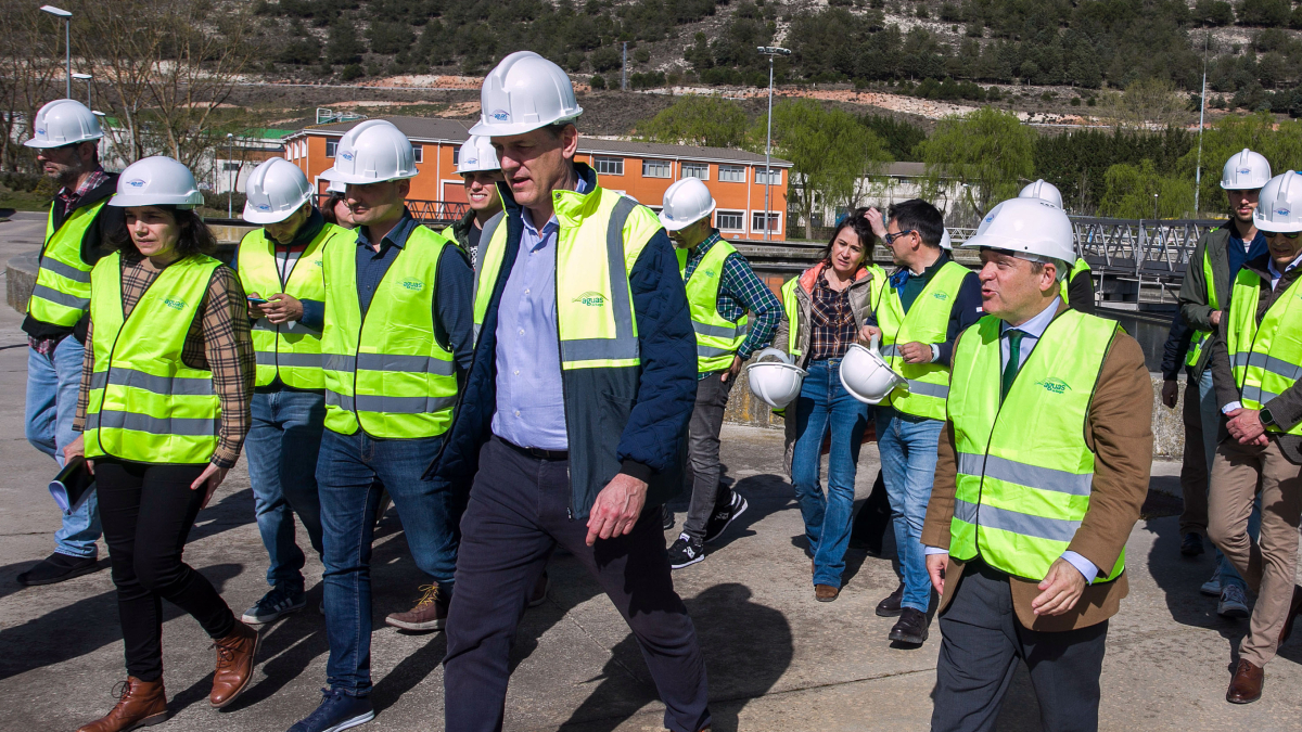 El presidente y el gerente de Aguas de Burgos acompañan la visita de empresarios de Burgos a la Estación Depuradora de Aguas, ubicada en Villalonquéjar.