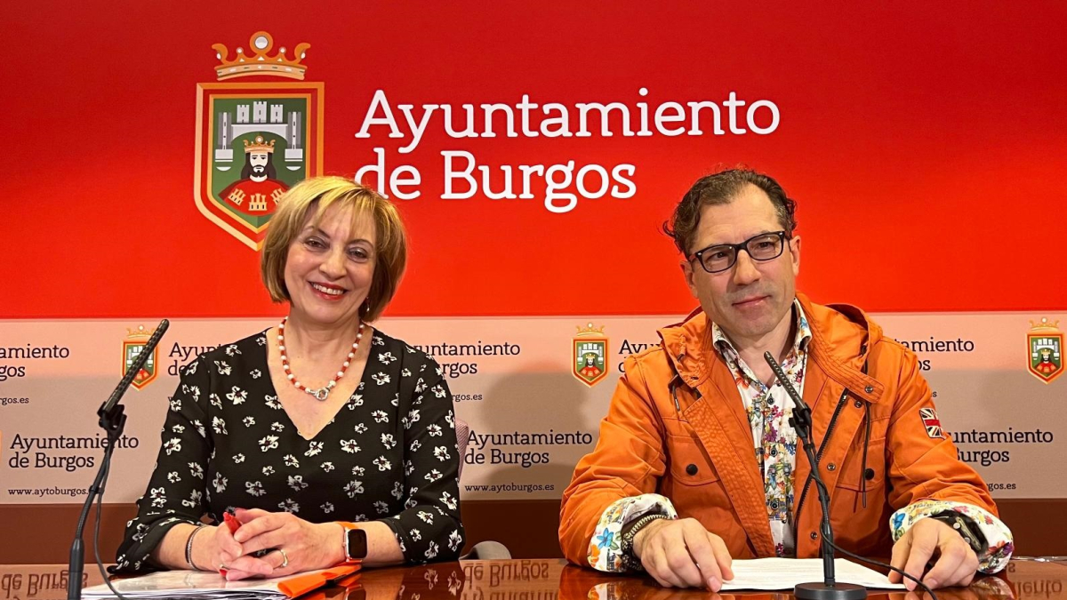 Lola Ovejero y Julio César Arnaiz, concejales del PSOE, han tratado sobre el área de Licencias.