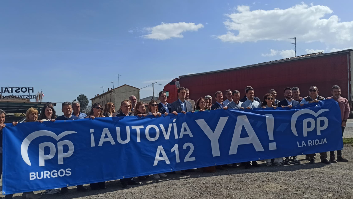 Políticos del PP han posado tras una pancarta reivindicativa en Castildelgado.