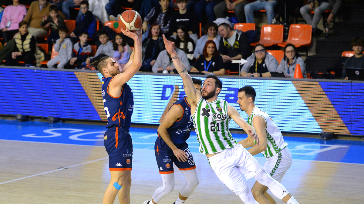 Jofresa lanza a canasta durante el partido contra el Betis.