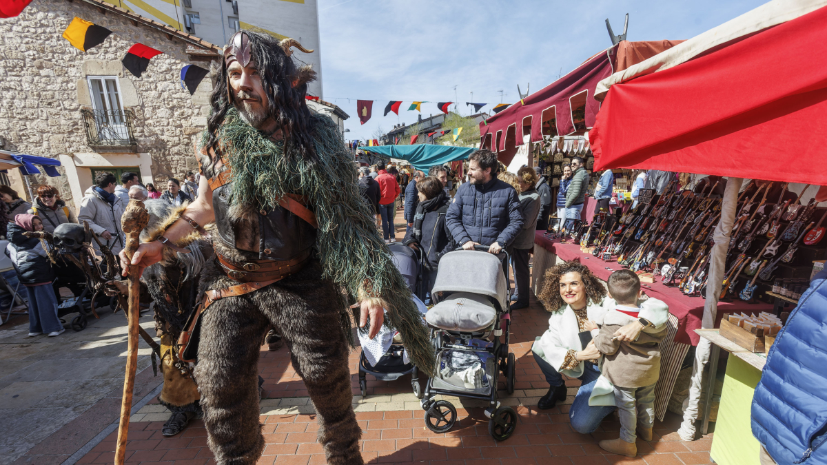 Mercado Medieval en el Pueblo Antiguo de Gamonal, muy animado este sábado.