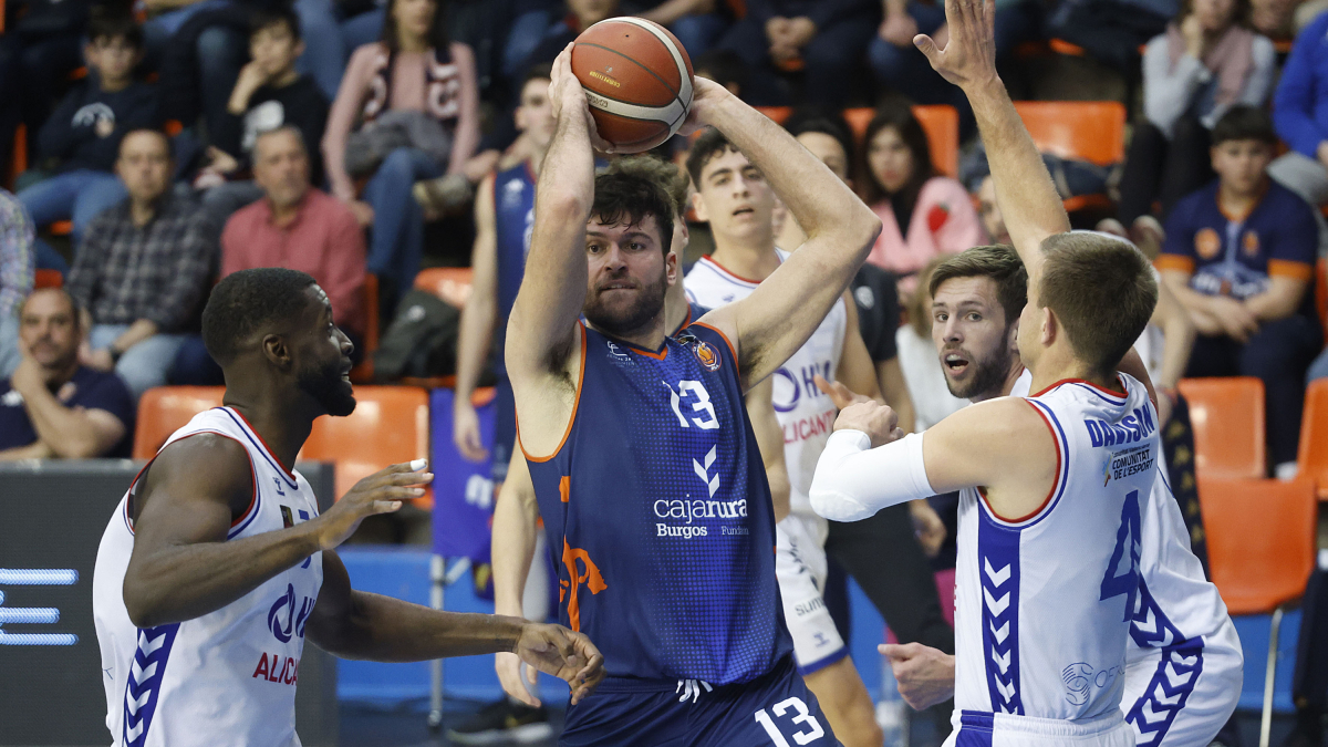 Imagen del partido entre el Grupo Ureta Tizona y Alicante.
