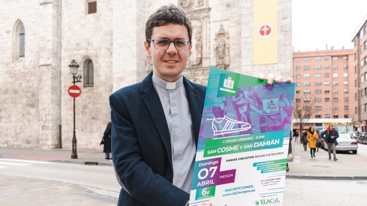 Diego Mingo, vicario parroquial de San Cosme y San Damián, muestra el cartel del Cross Urbano a favor de los enfermos de ELA.