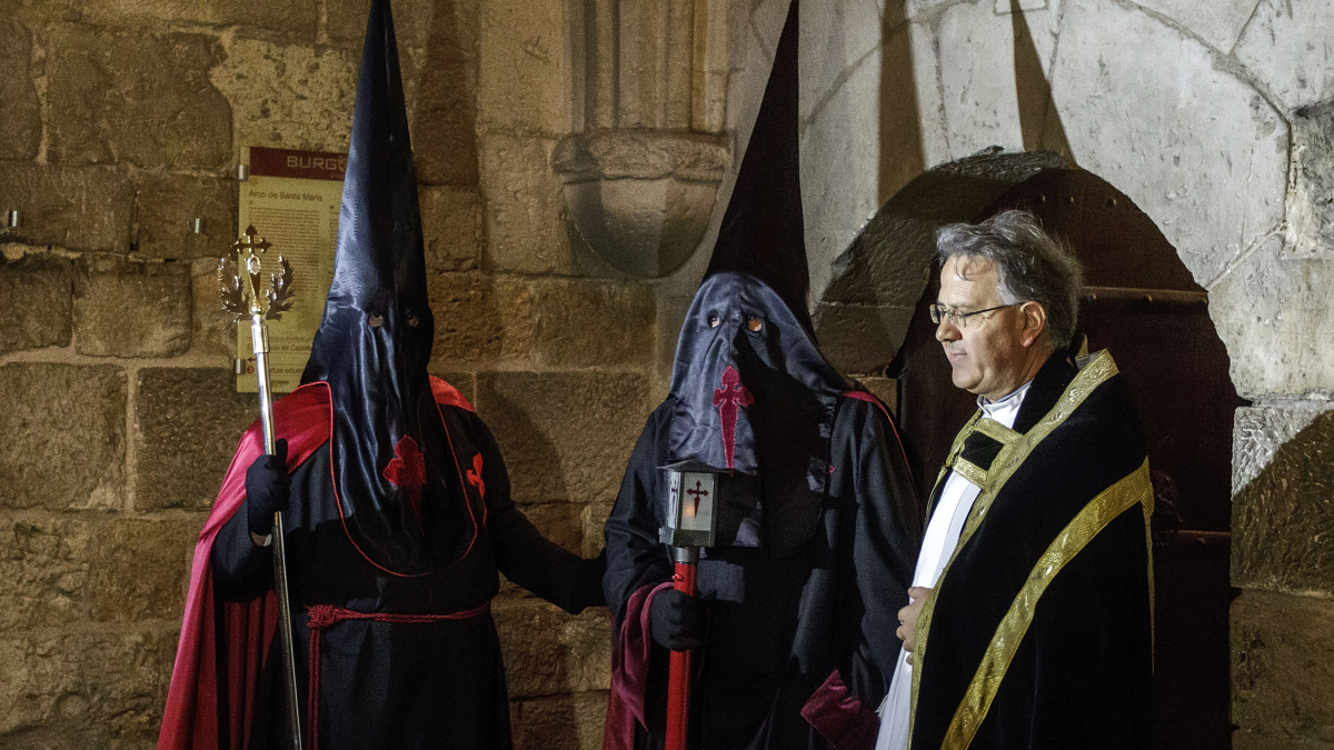 Un cofrade acompaña al preso indultado (en el centro) en la procesión de la Soledad de Burgos de 2016, último año en el que el Gobierno concedió esta gracia a la agrupación.