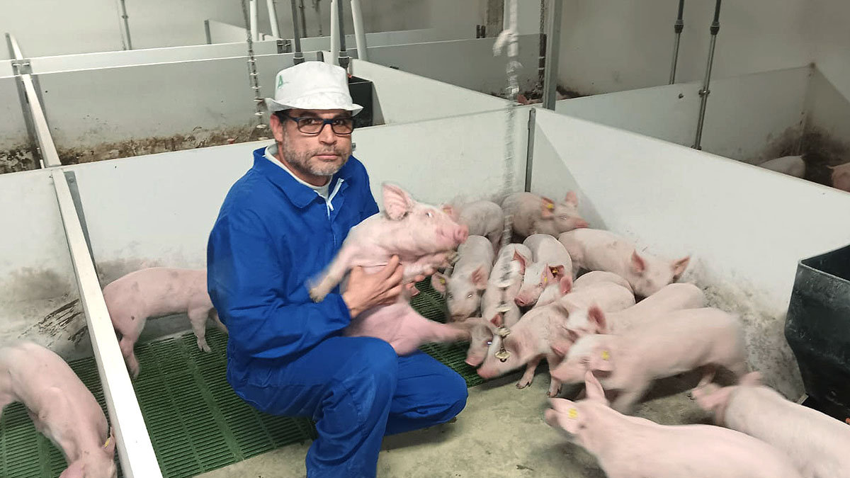 Un trabajador de Juan Ramón Sastre posa en su explotación porcina de Caleruega.