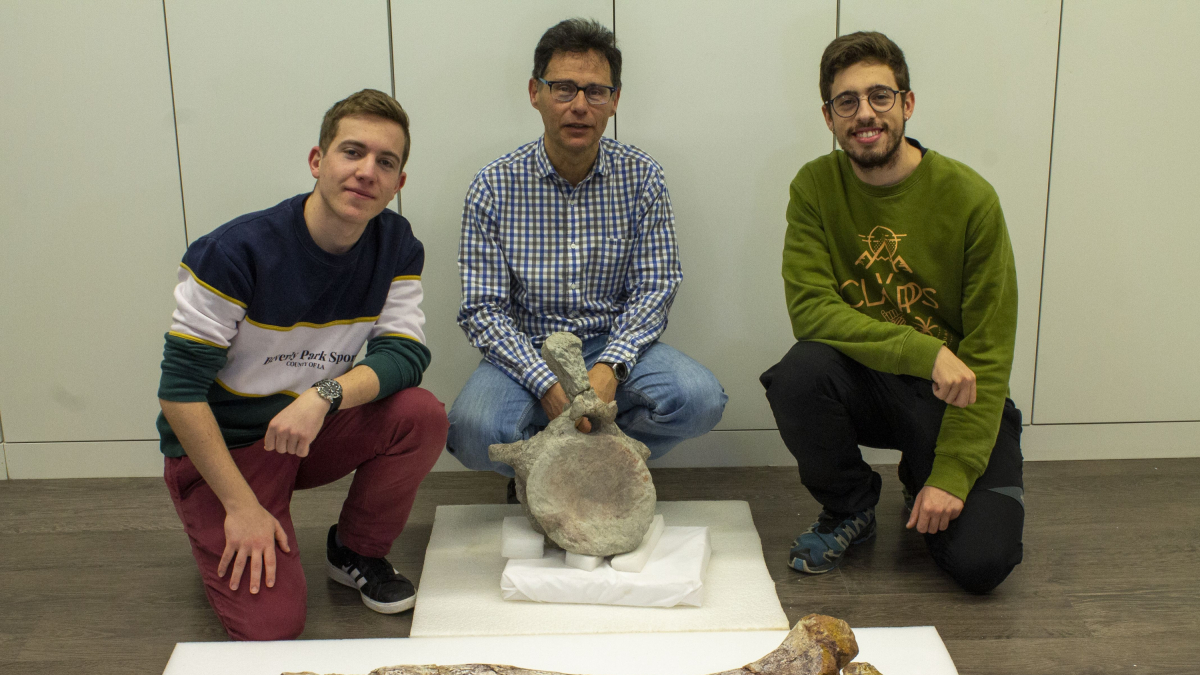 De izquierda a derecha: Víctor Contreras, Fidel Torcida director del Museo de los Dinosaurios de Salas, y Juan Pedro Fraga.