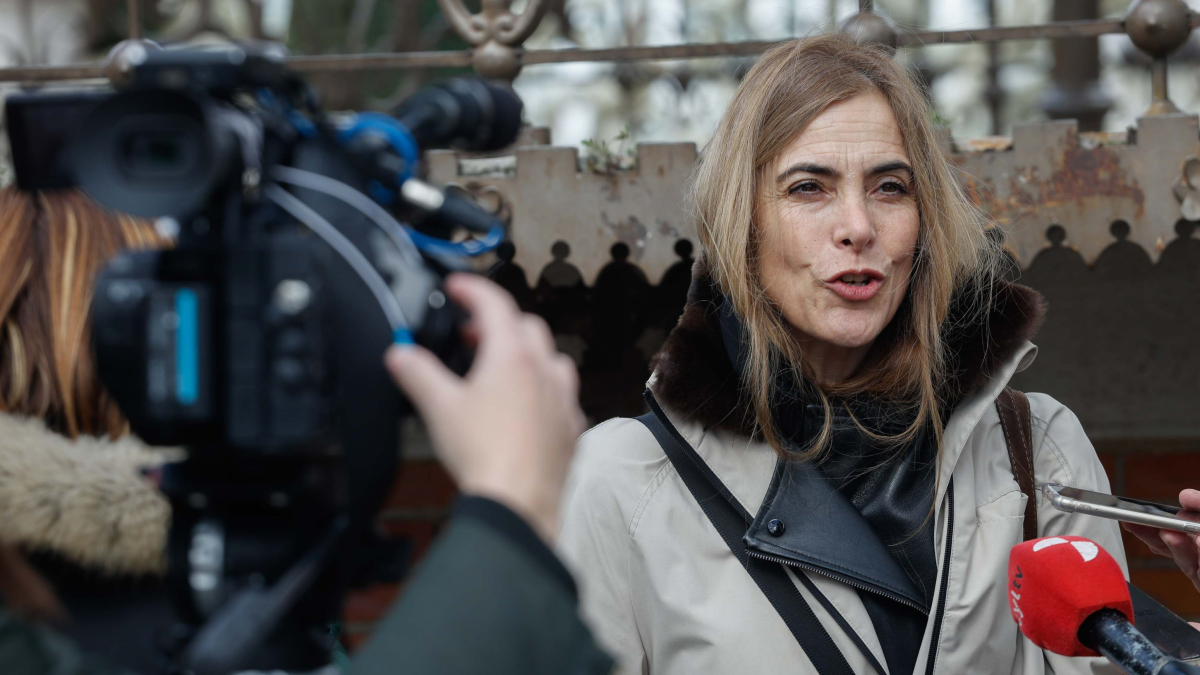 Carolina Álvarez, frente al templete de El Espolón, presenta el concierto del próximo domingo, 31 de marzo.