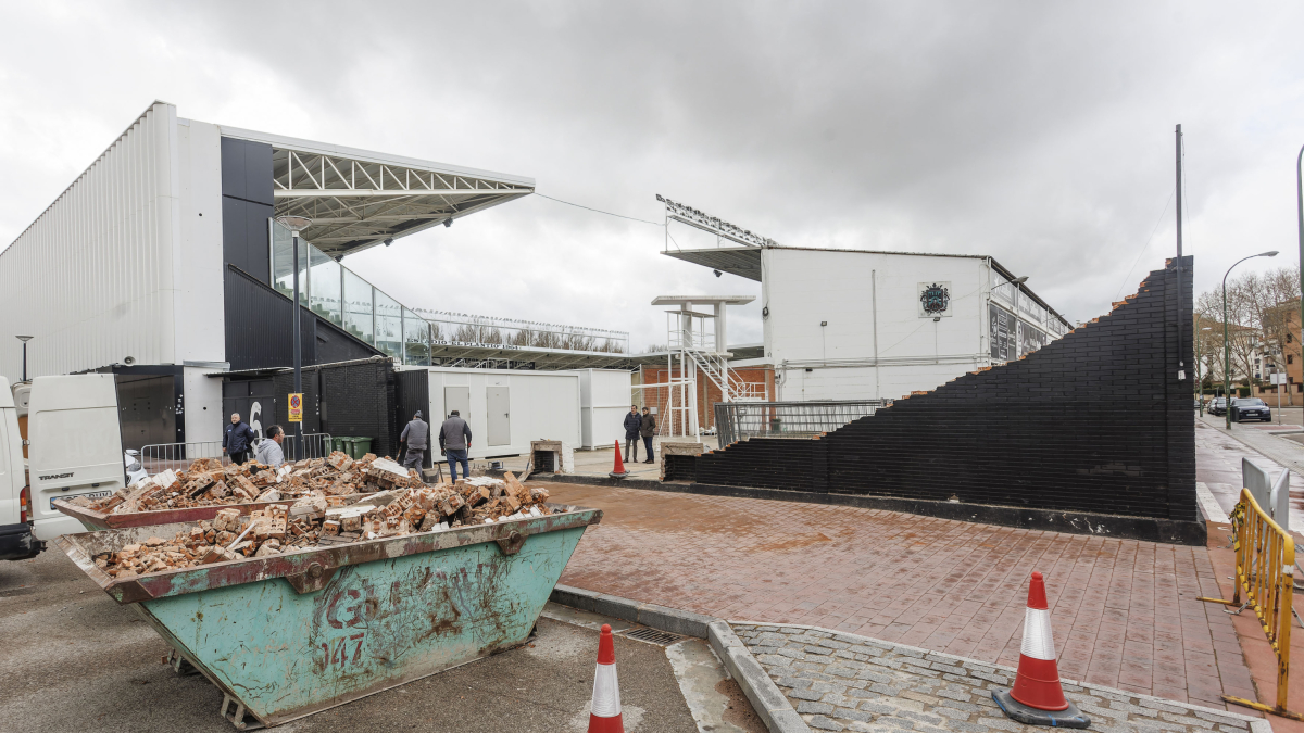 Retirada de los cascotes tras el desplome del muro.