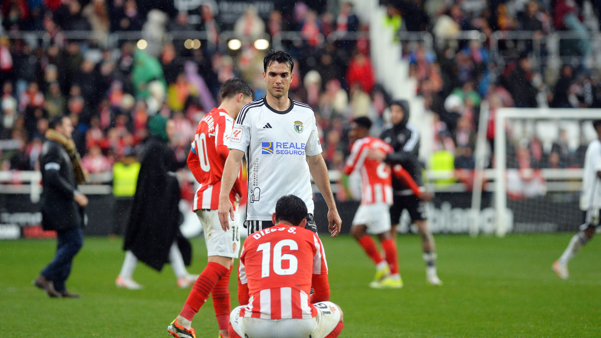 Álex Bermejo  durante el partido en El Plantío contra el Sporting de Gijón.