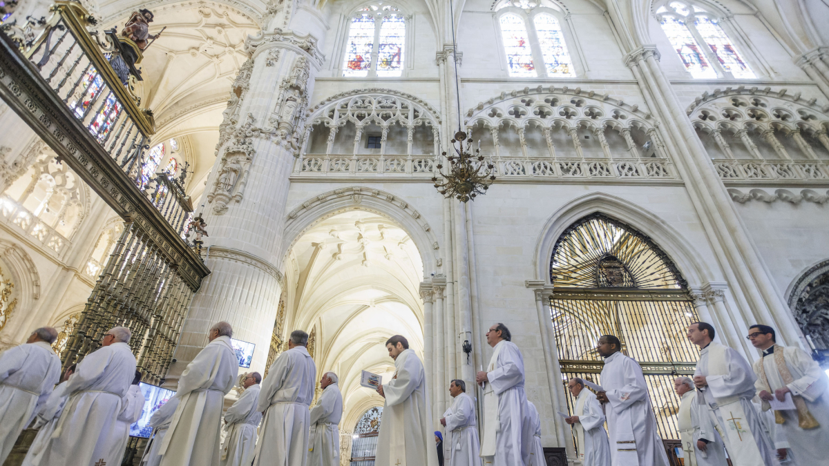 La comitiva de sacerdotes desfila por la nave central de la Catedral