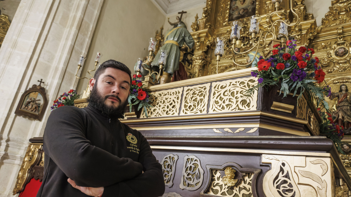 Adrián Barroso Erquicia posa junto al paso del Cristo de la Coronación de Espinas que portó la noche del pasado miércoles.