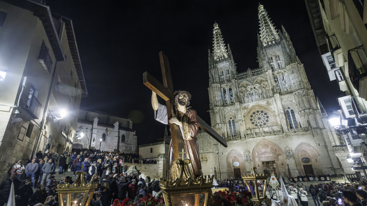 La procesión discurrió con normalidad en un principio, hasta que llegó la lluvia.
