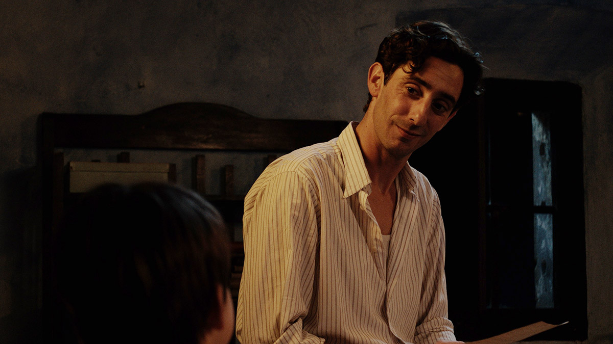 Enric Auquer encarna a Antoni Benaiges en 'El maestro que prometió el mar'.