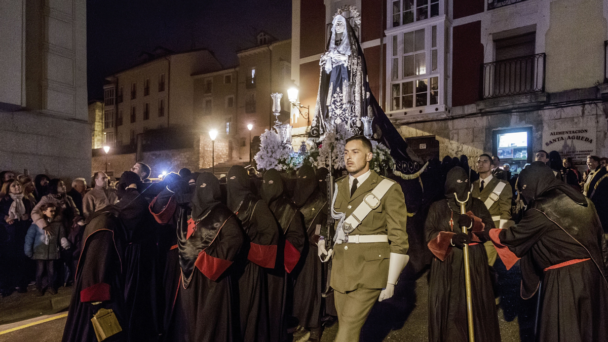 La talla de Nuestra Señora de la Soledad, desfilando por la calle de Santa Águeda.