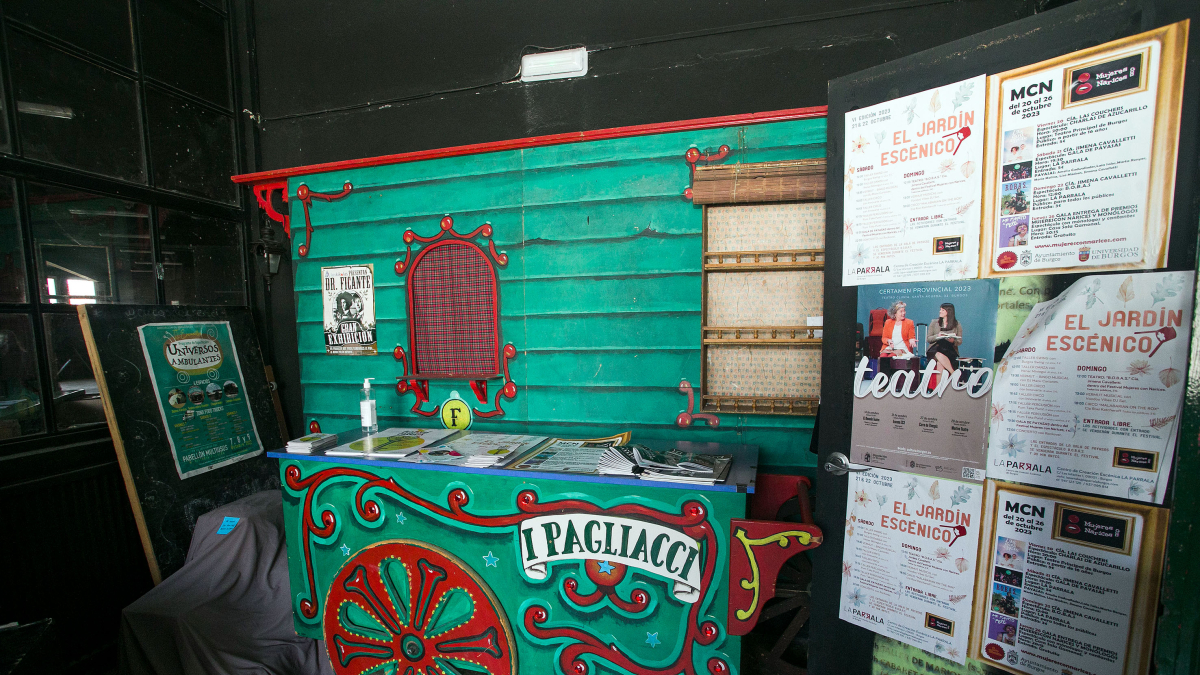 Rincón de la entrada al Centro de Creación Escénica La Parrala.