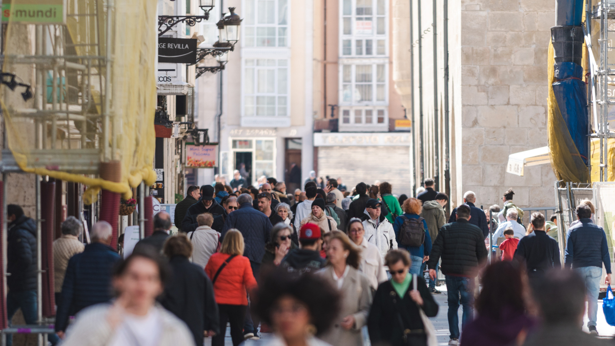 Multitud de personas esta Semana Santa en la calle de la Paloma.