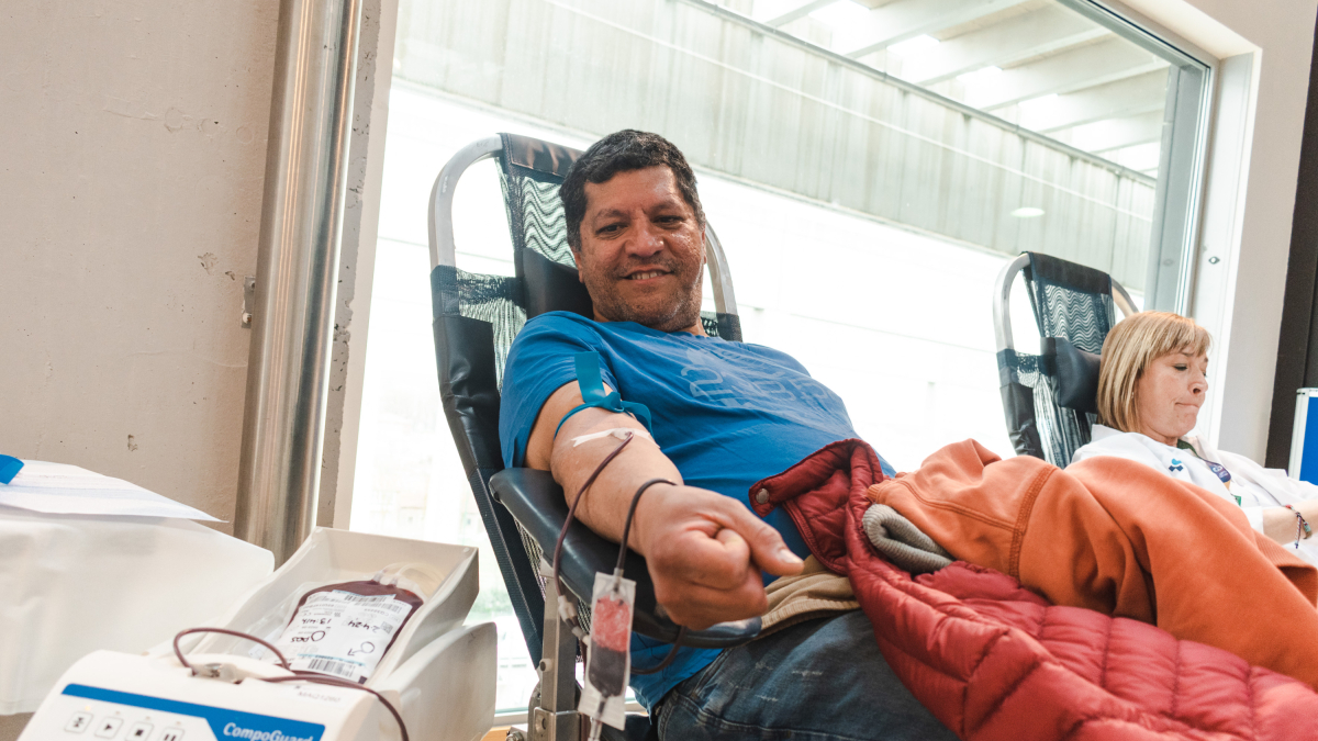 Dos personas en plena donación de sangre.