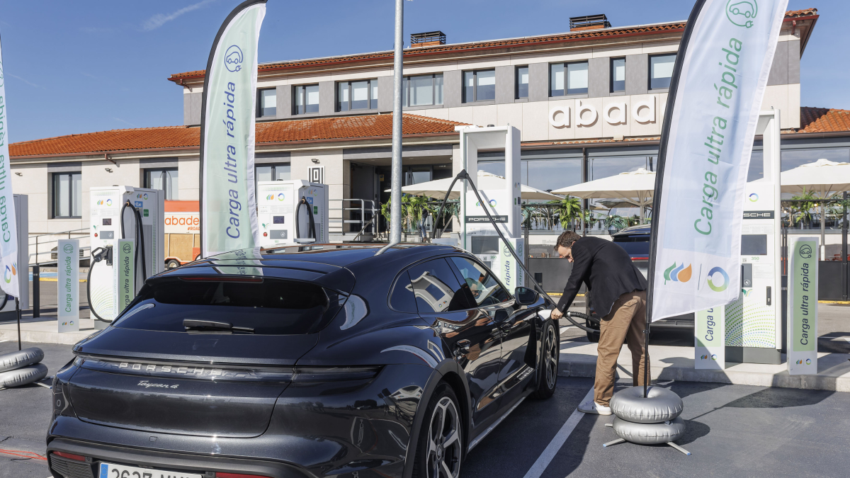 El nuevo punto de recarga en la Abadesa se ha desarrollado en una colaboración de Iberdrola-BP pulse y Porche.