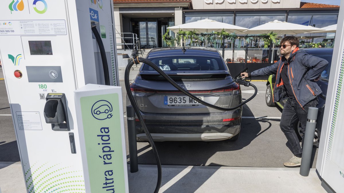 Un coche eléctrico en una estación de recarga.