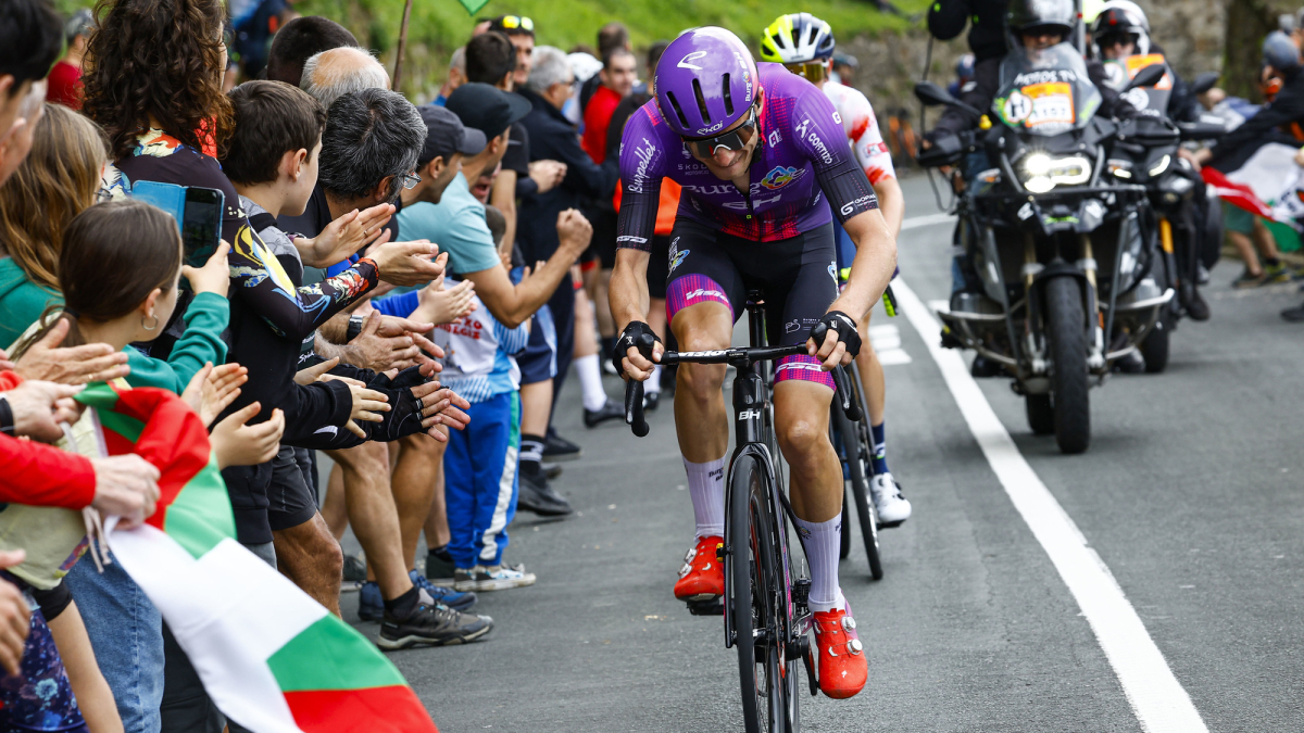Karel Vacek recibe el apoyo del público en la última subida.
