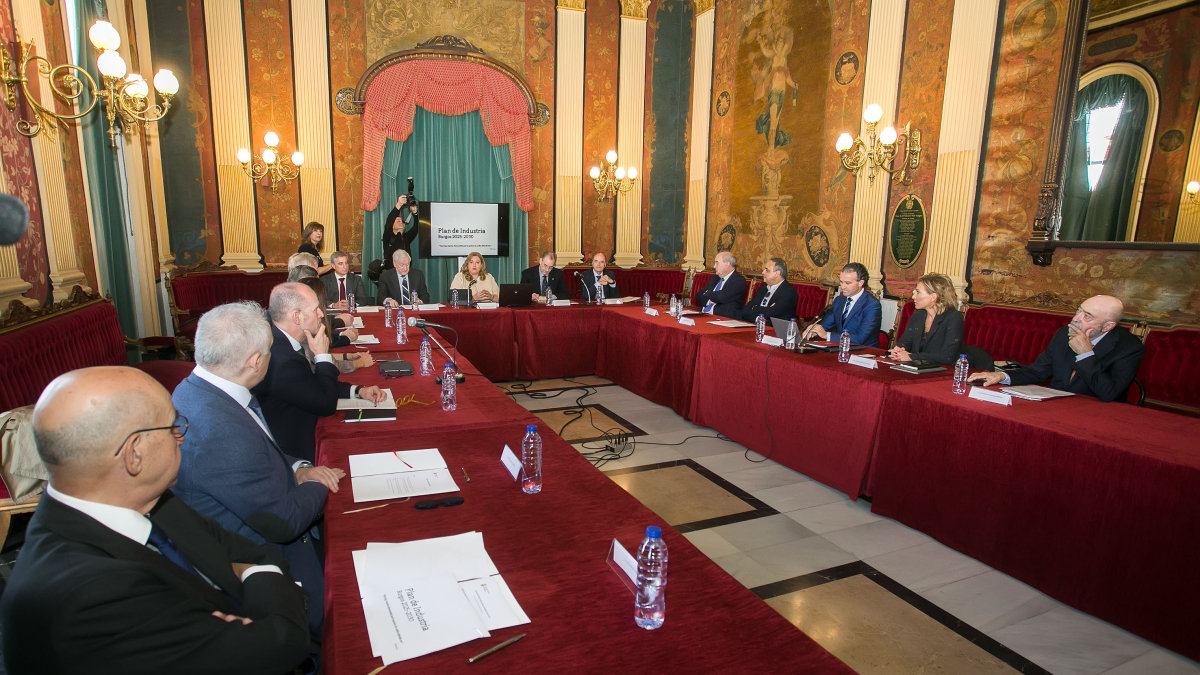 Primera reunión del consejo asesor de industria de Burgos, en el Salón Rojo del Teatro Principal.